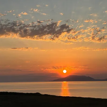 Where The Ocean Meets The Sky - 5 Min From Surfing Rum i privatbostad Tullaghan